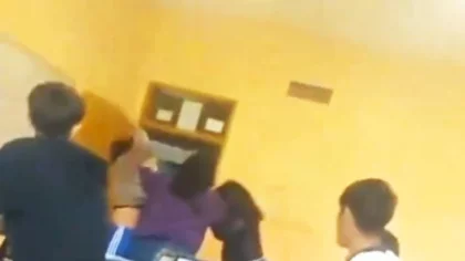 Le pegaron a una docente que intentó evitar un ataque contra una estudiante en el colegio