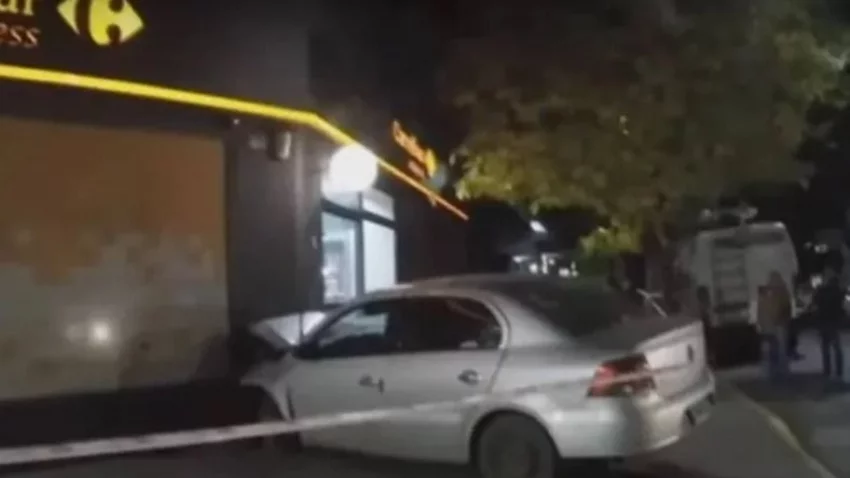 Conductor borracho chocó contra un supermercado en Villa Urquiza
