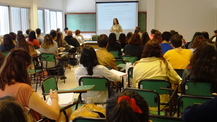 Cuestión de pesos: docentes universitarios migran a las escuelas neuquinas