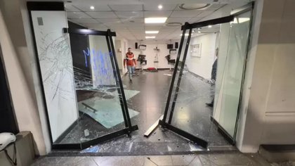 Encapuchados kirchneristas destrozaron el canal TN tras la condena a Cristina 