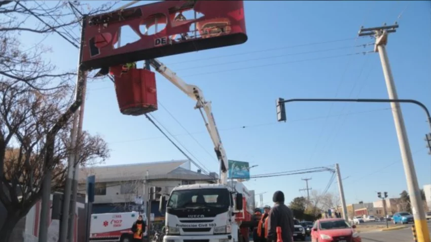 Neuquén retira cartelería prohibida para prevenir accidentes y mejorar el paisaje urbano