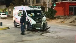 Una ambulancia trasladaba un herido de bala y chocó contra un colectivo en pleno Neuquén