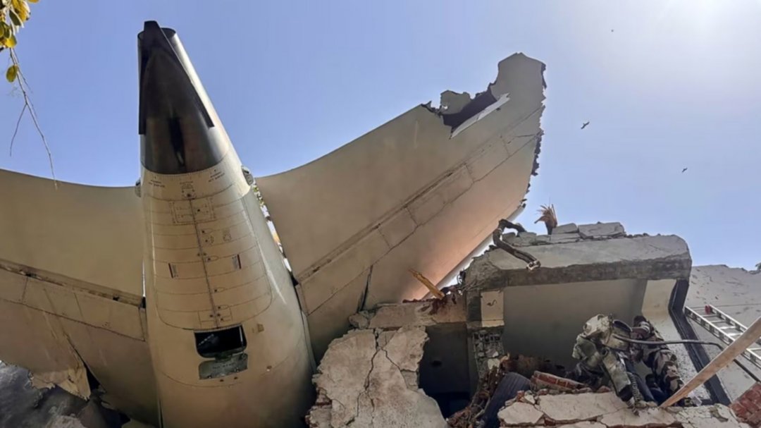 Cayó un avión en la India sobre una zona residencial: al menos 242 muertos