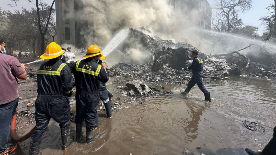 Cayó un avión en la India sobre una zona residencial: al menos 242 muertos