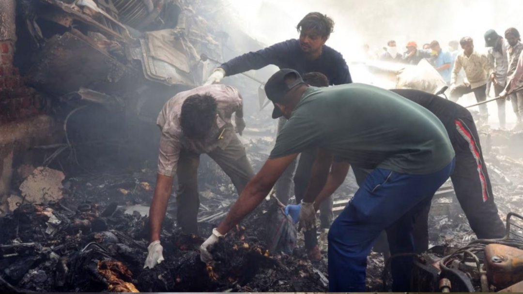Cayó un avión en la India sobre una zona residencial: al menos 242 muertos- Cayó un avión en la India sobre una zona residencial: al menos 242 muertos