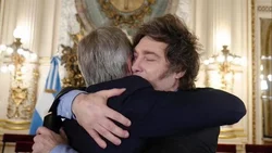 Milei en redes y una batería de elogios a Caputo: "El más grande..."