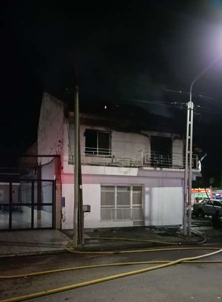 Murieron cuatro personas, incluidos dos niños, en un voraz incendio en una casa de Neuquén