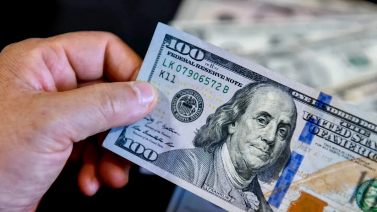 Cómo se puede comprar dólares y cómo atienden los bancos esta semana corta