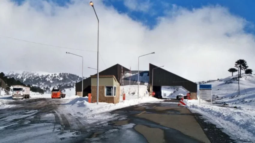 El Paso Internacional Pino Hachado permanece cerrado por hielo y nieve
