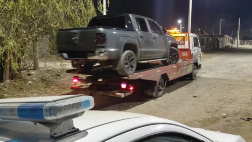Robaron una camioneta lujosa y se arrepintieron: la descartaron y se fueron a pie