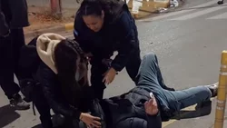 Fuerte choque en oeste: un patrullero, el semáforo en rojo y un motociclista internado