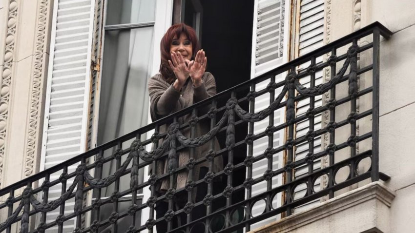 “¿Cristina puede salir al balcón o la meten presa por saludar?”: el insólito pedido de sus abogados a la Justicia