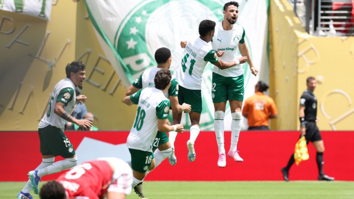 Con un gol del argentino López, Palmeiras le ganó a Al Ahly y es puntero