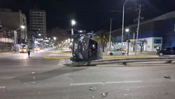 Tremendo choque en pleno centro terminó con un auto subido al guardarraíl