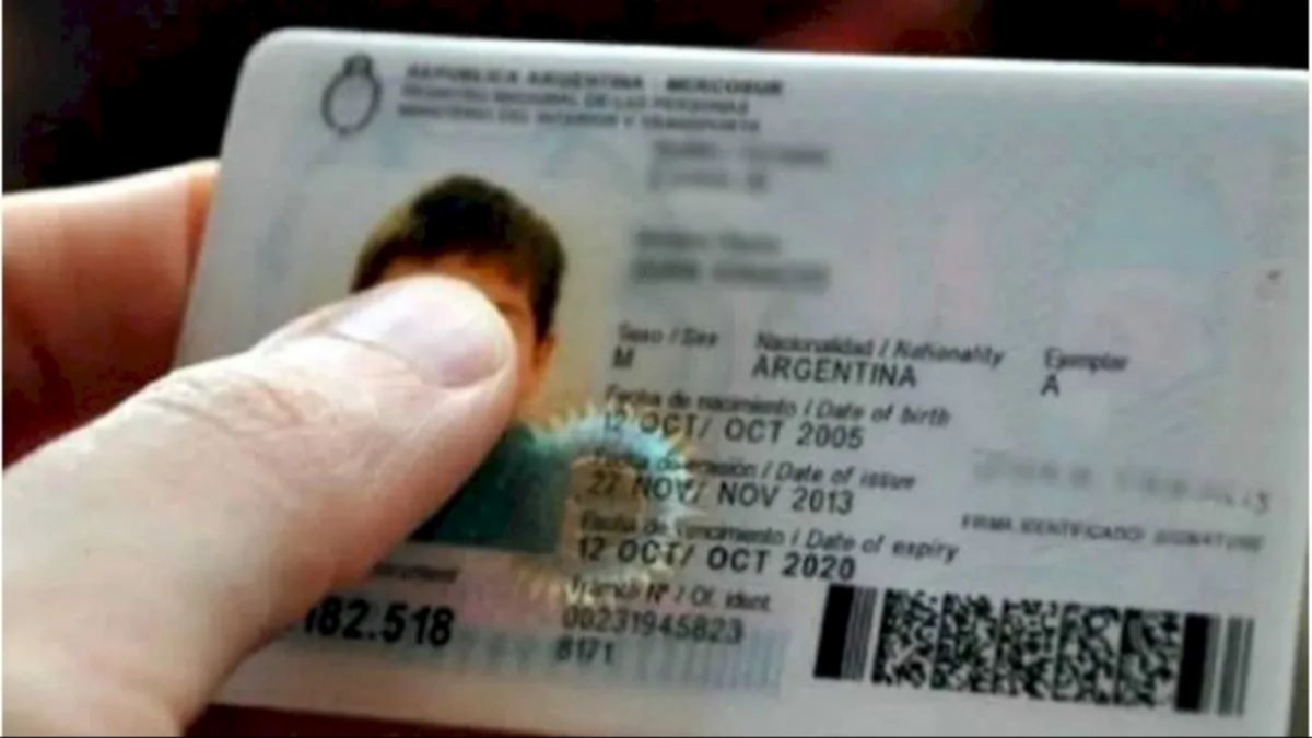 Nació después de la muerte de su padre y logró su apellido tras más de 60 años