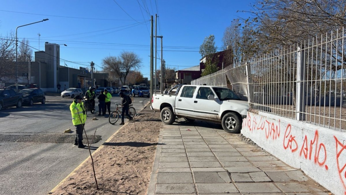 Se quedó sin frenos y terminó incrustado en una escuela del oeste neuquino: pudo ser una tragedia