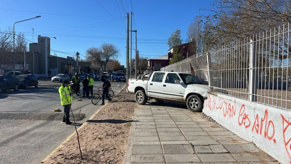 Se quedó sin frenos y terminó incrustado en una escuela del oeste neuquino: pudo ser una tragedia