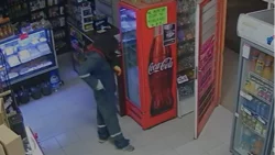 Polémica decisión en Centenario: gatilló a cliente en una despensa y ¡quedó libre!