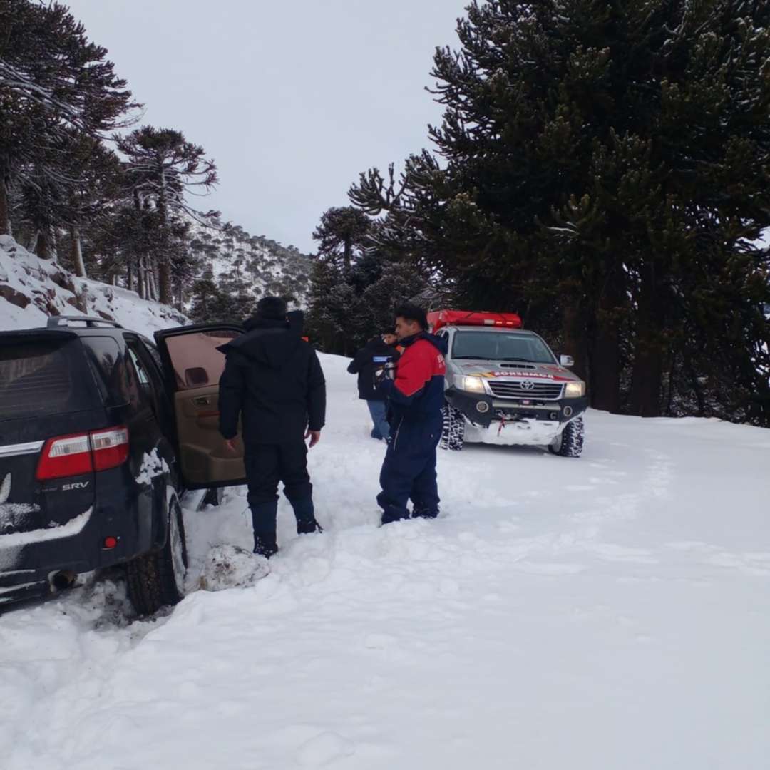 Rescataron a un conductor que estuvo más de 18 horas atrapado en la nieve con su camioneta