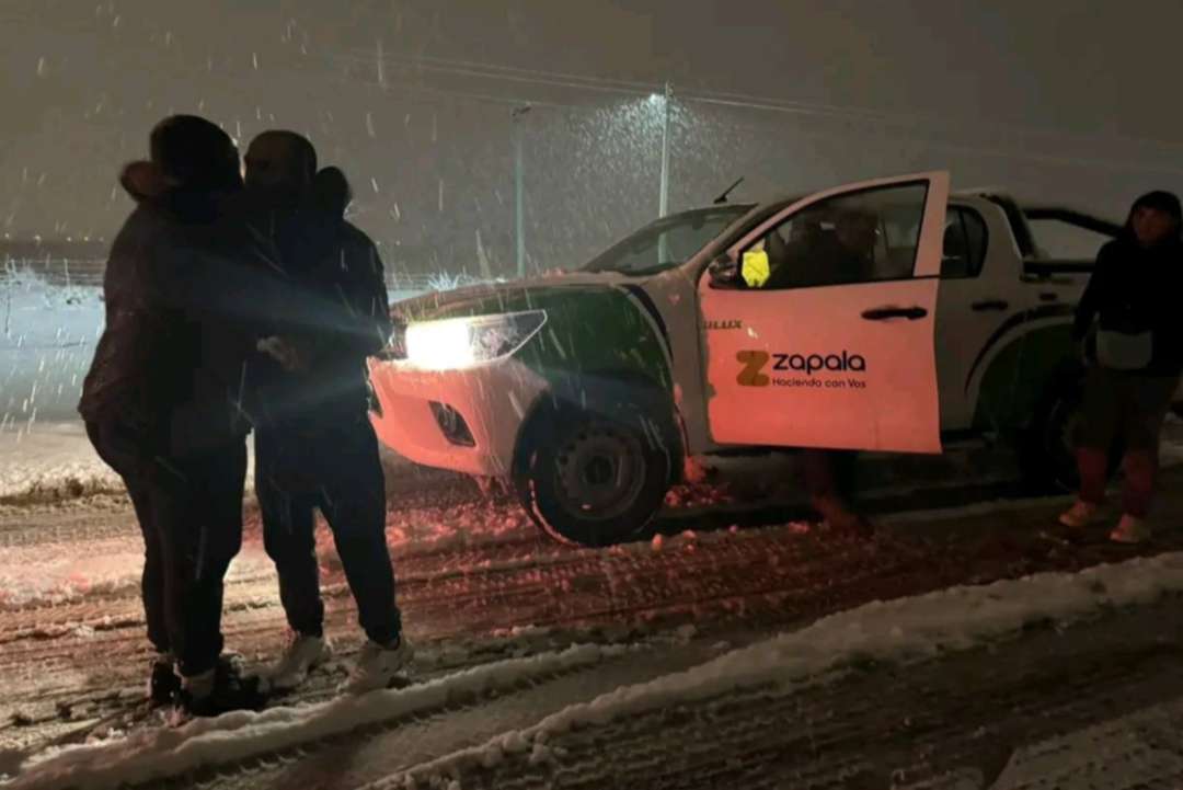 Ruta 40: un grupo de docentes quedó atrapado por la nieve y fue rescatado en condiciones extremas