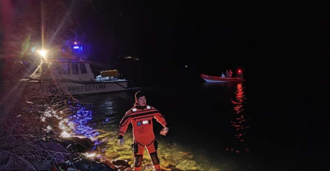Rescataron a un hombre que cayó al Lago Lácar con su camioneta