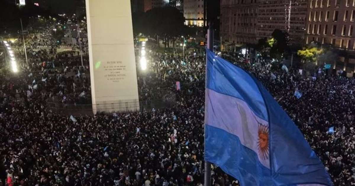 El Obelisco volvió a explotar: una multitud celebra el pase de ...
