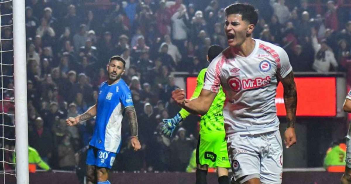 Imagen de la noticia "Argentinos Juniors goleó 3-0 a Estudiantes en el Clausura 2026" publicada por mejorinformado.com