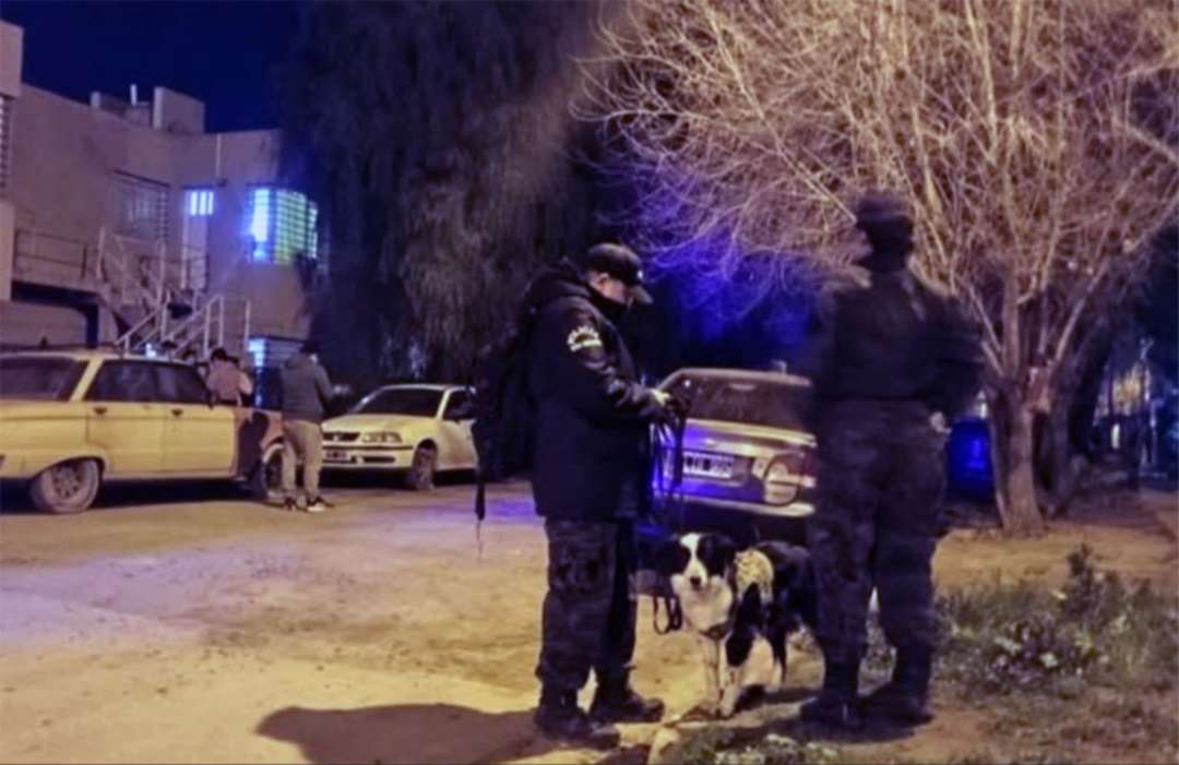 Crimen en Viedma: el asesino lo llamó para que le traiga cocaína, lo estranguló y escondió el cuerpo abajo de la cama