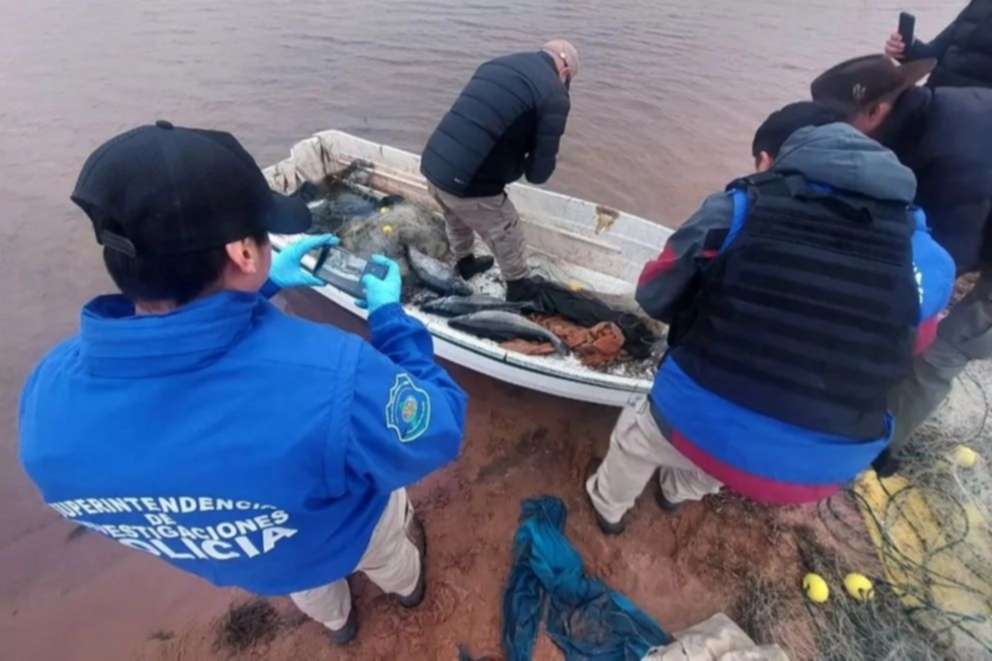 Dos hombres pescaban con redes en lagos de la Patagonia: mataron a más de 50 peces