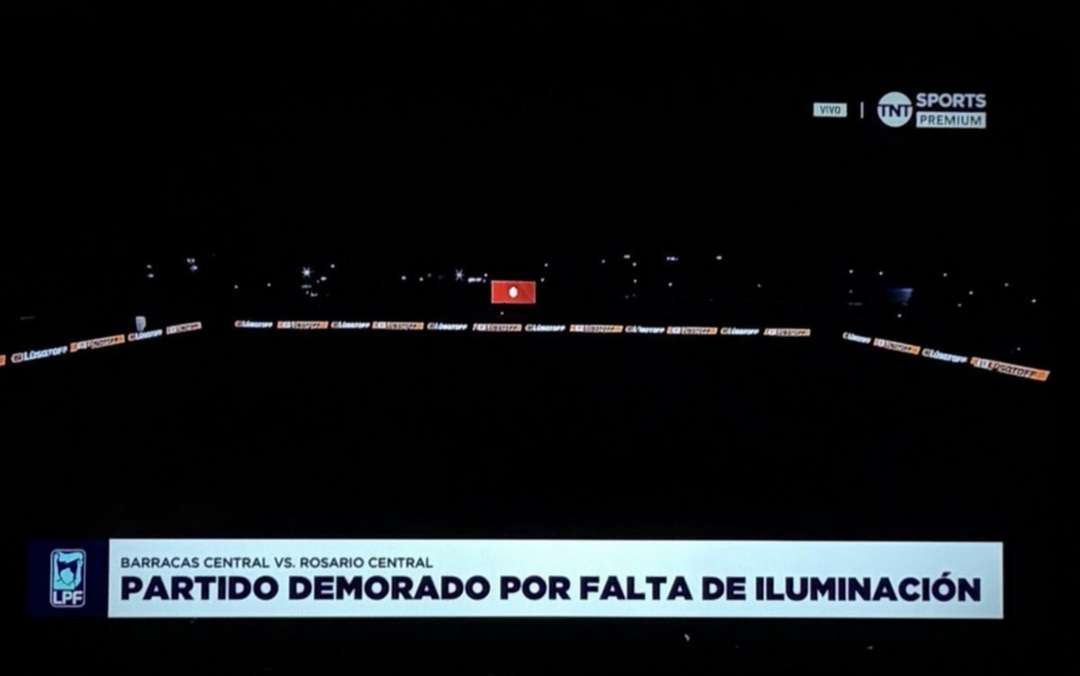 Un desperfecto eléctrico dejó sin luz al estadio Claudio Tapia en la previa al partido contra Central.