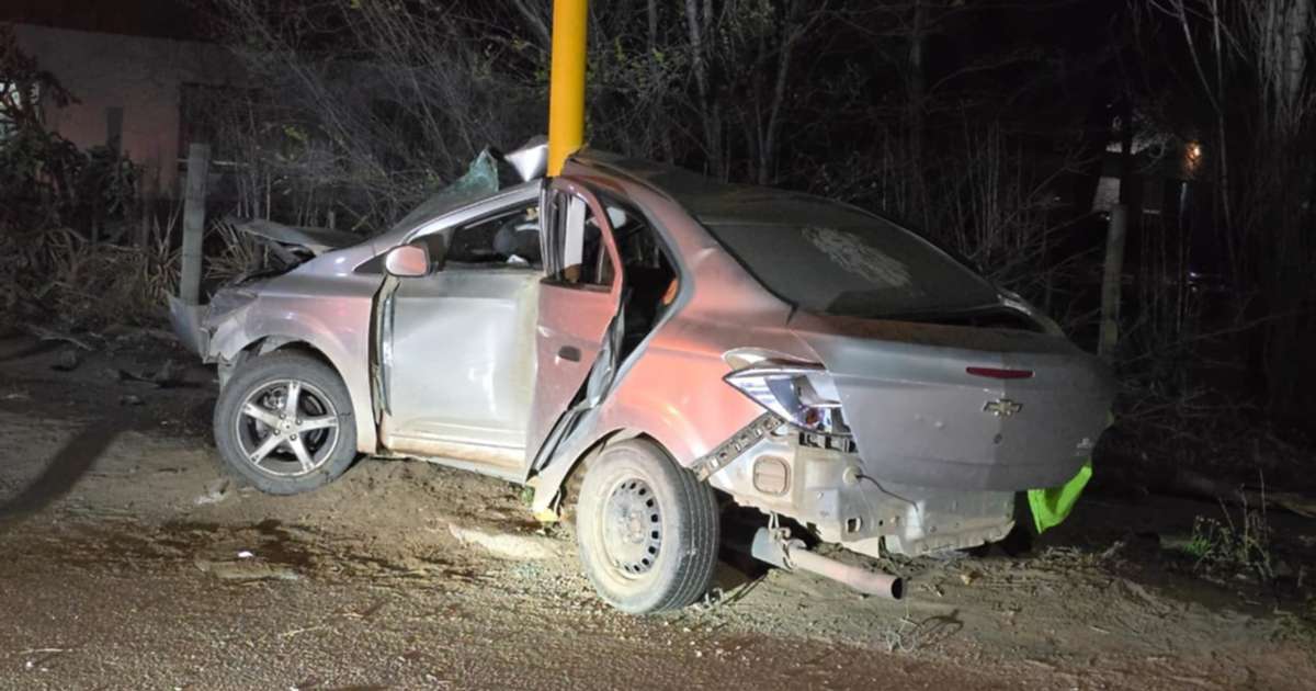 Borracho, destrozó su auto contra un poste de luz en Centenario y sus ...
