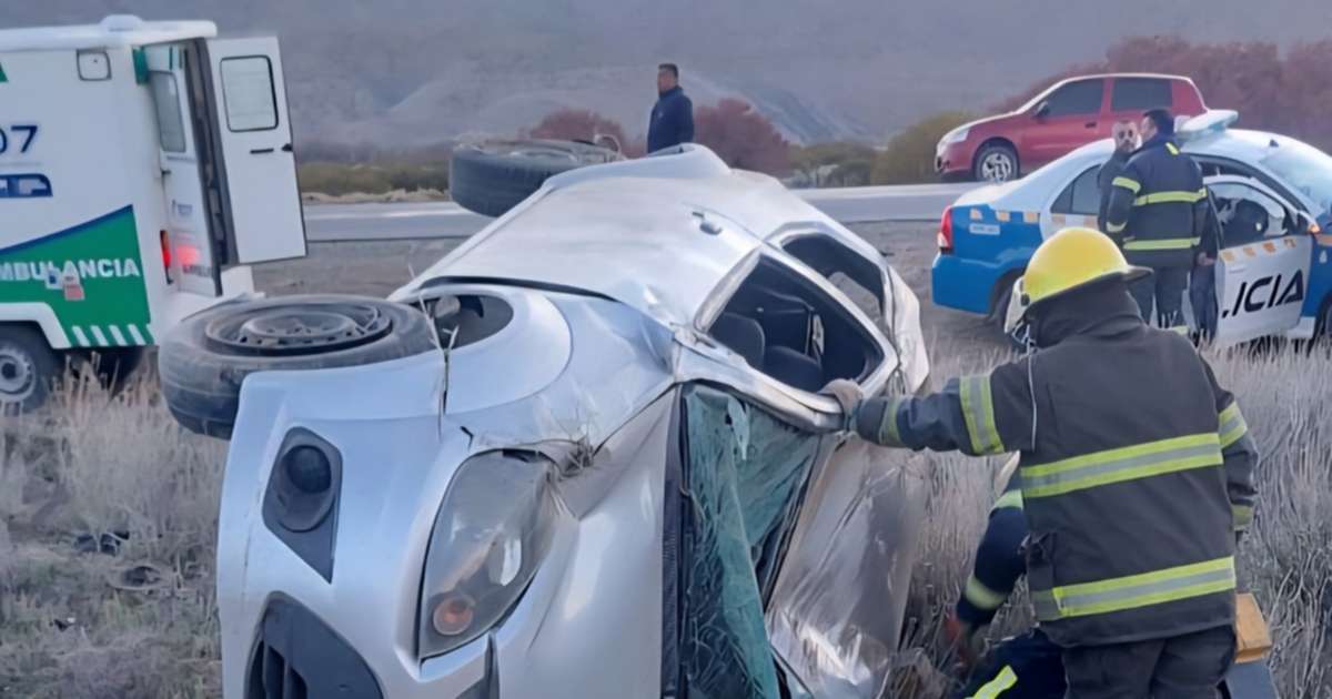 Volcó una camioneta en la Ruta 40 y el conductor salió ileso