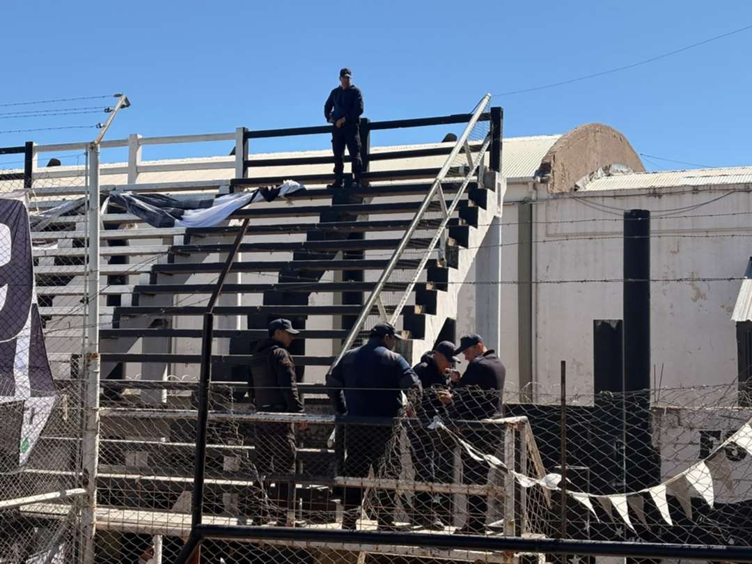 El sector de la popular de donde se desprendi&oacute; un escal&oacute;n en la previa al partido contra Sol de Am&eacute;rica.