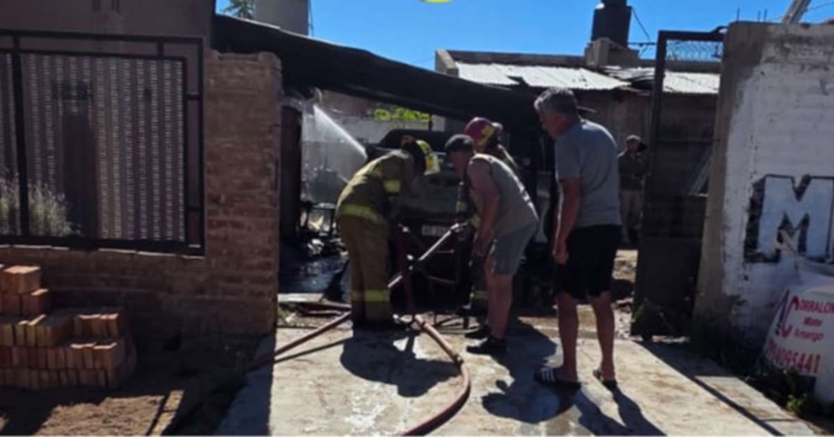 Una camioneta se incendió en el patio de una casa de Plaza Huincul