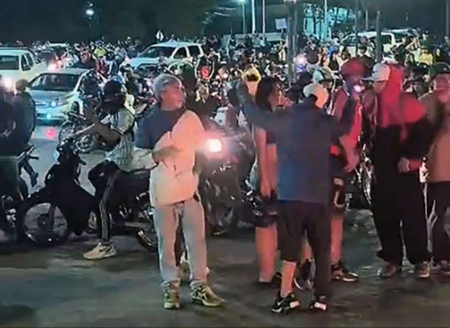 Furia y caos en Neuquén: motos incendiadas, corridas, destrozos y una ciudad tomada por la imprudencia
