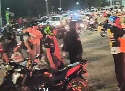 Furia y caos en Neuquén: motos incendiadas, corridas, destrozos y una ciudad tomada por la imprudencia
