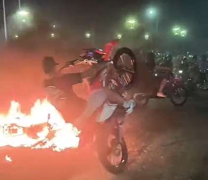 Furia y caos en Neuquén: motos incendiadas, corridas, destrozos y una ciudad tomada por la imprudencia