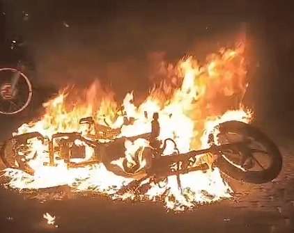 Furia y caos en Neuquén: motos incendiadas, corridas, destrozos y una ciudad tomada por la imprudencia