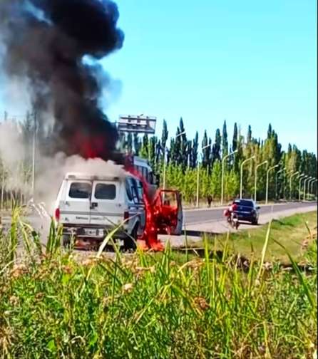 Susto en Allen: una camioneta fúnebre quedó envuelta en llamas en el acceso Güemes